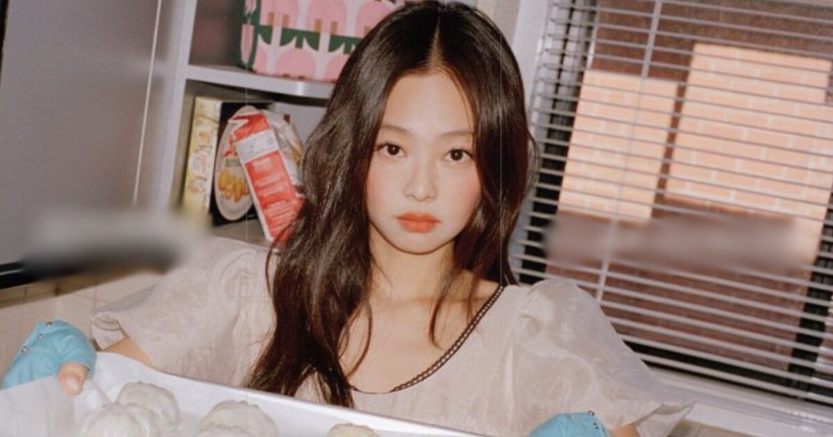 BLACKPINK’s Jennie Sparks Reactions With Unexpected Fanclub Items
