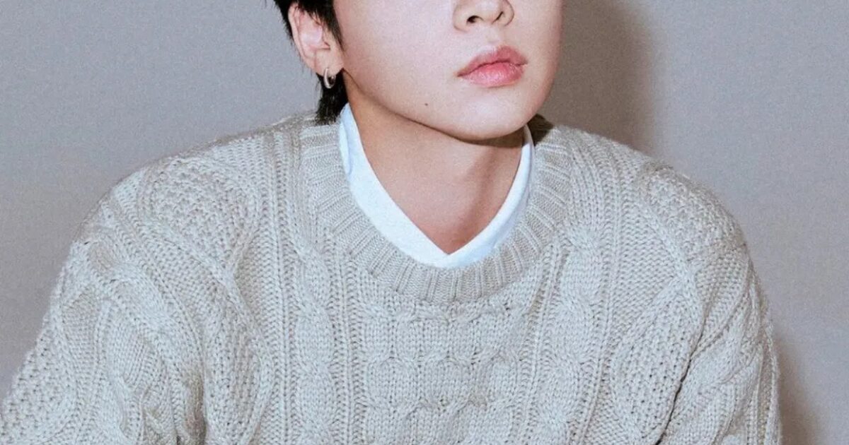 K-Pop Idol Goes Viral For Insane Fansign Rules