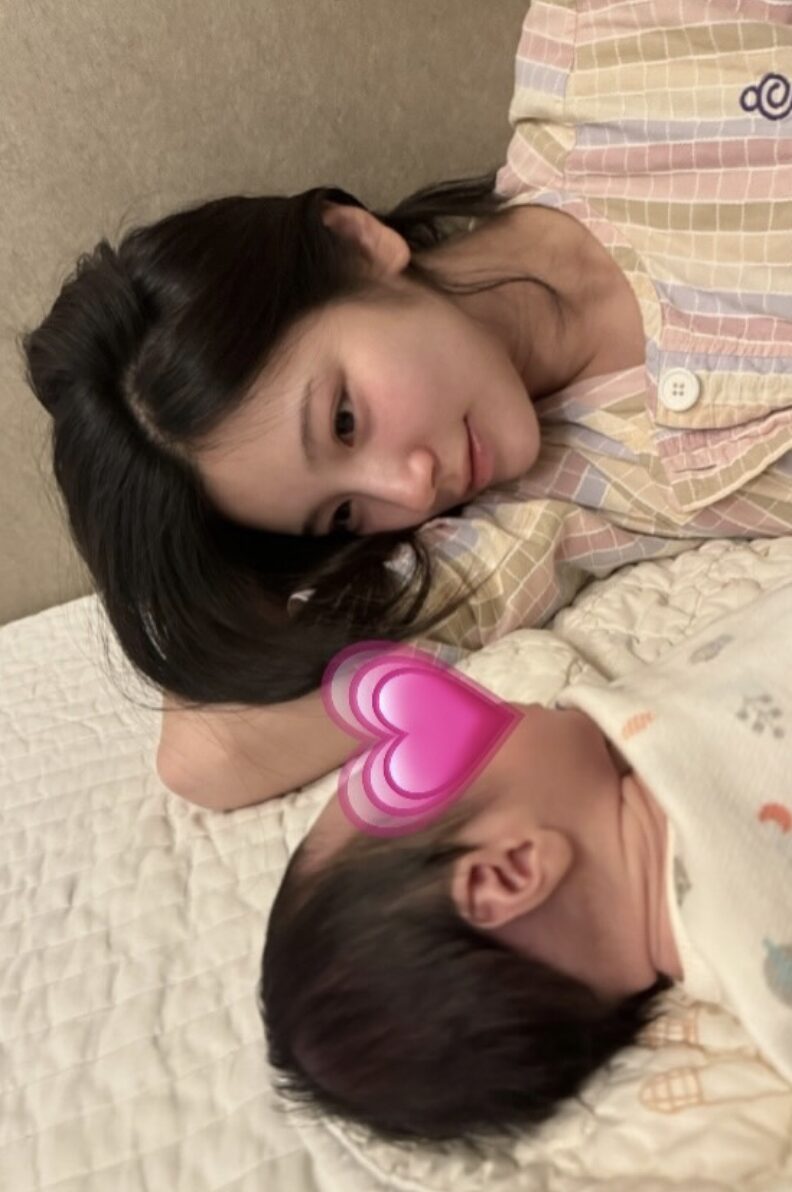 Sohee com a filha recém-nascida