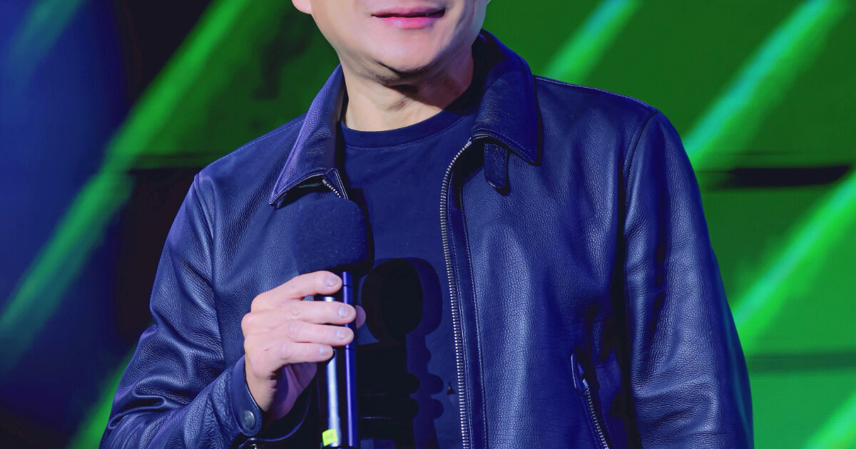 K-Pop Fansites Portray Tech CEOs As Idols