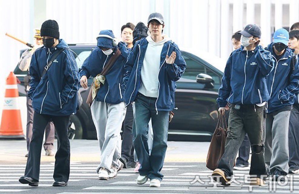 Jin em foto não editada, mostrando sua altura real