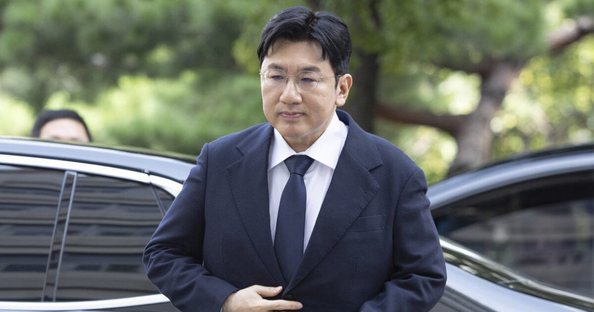 Police Apply For Arrest Warrant For HYBE’s Bang Si Hyuk
