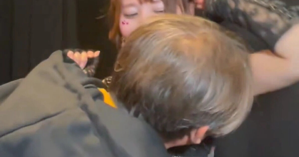 Armpit-Sniffing — A New Fan Service Catching Everyone’s Attention