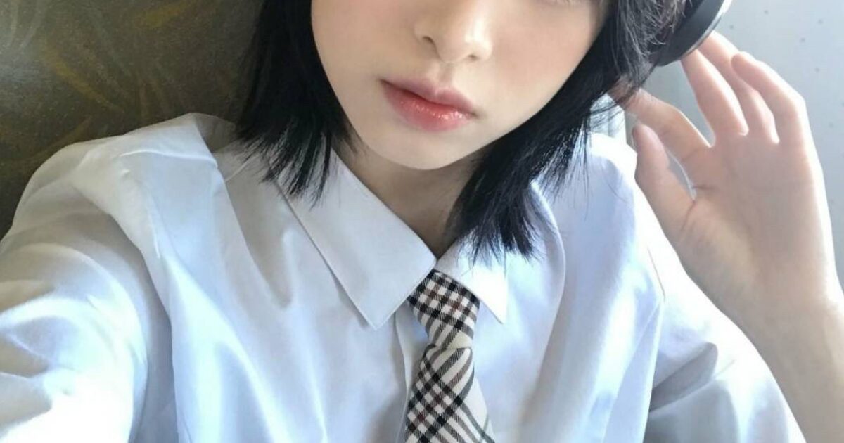 5th Gen Girl Group Member Goes Viral For Shaking Hands With “Dirty” Fan