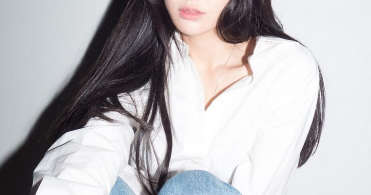 Female K-Pop Idol Gets Hit On By Every Boy Group