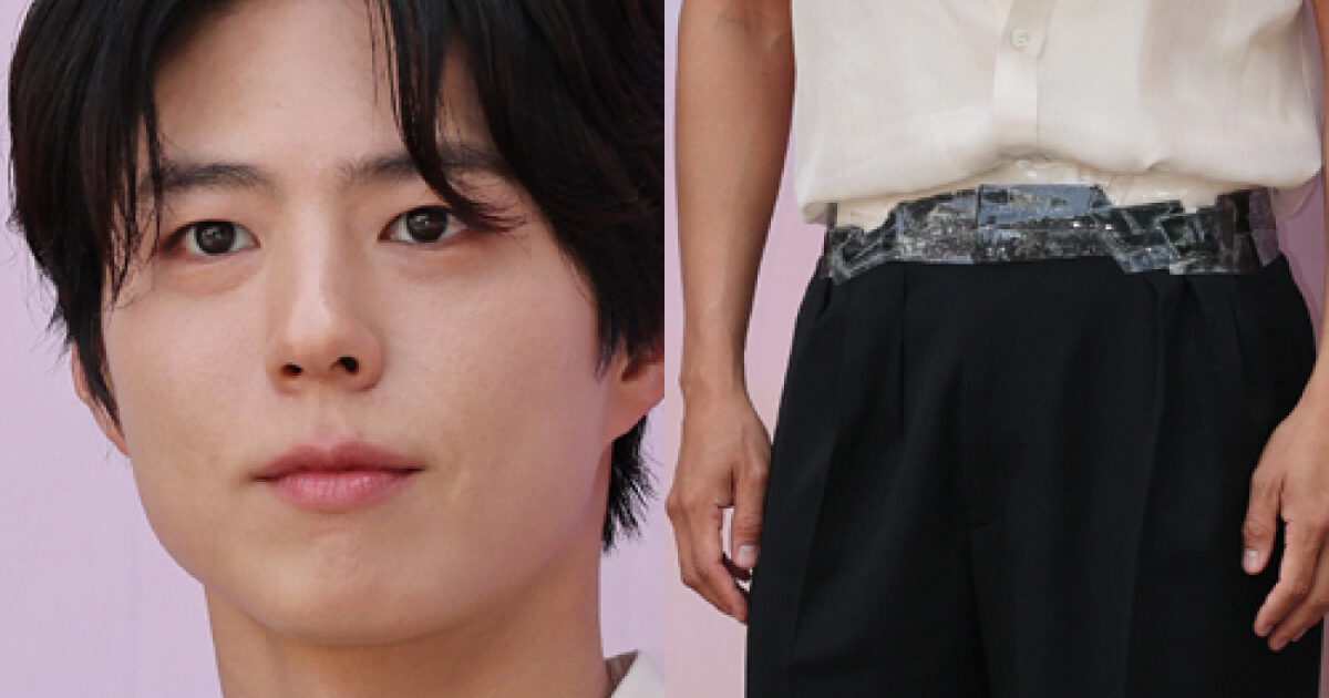 Park Bo Gum’s “Tape On Waist” Catches Attention