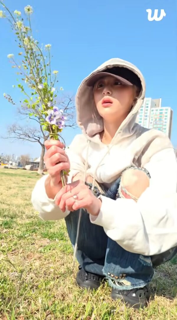 Yunjin’s reaction to finding out it’s illegal to pick flowers at the Han River 4-34 screenshot