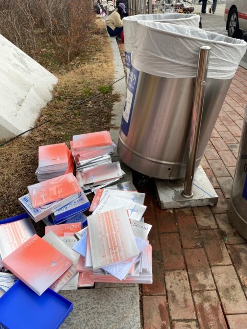 are-fans-really-the-ones-dumping-albums-in-the-street-trash-v0-rg0gbynihmyc1