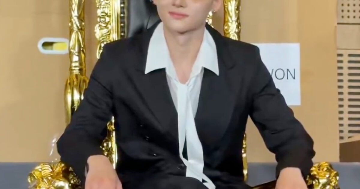 Fifth-Gen Idol’s Fan Sign Prop Goes Viral, Sparks Massive Reactions