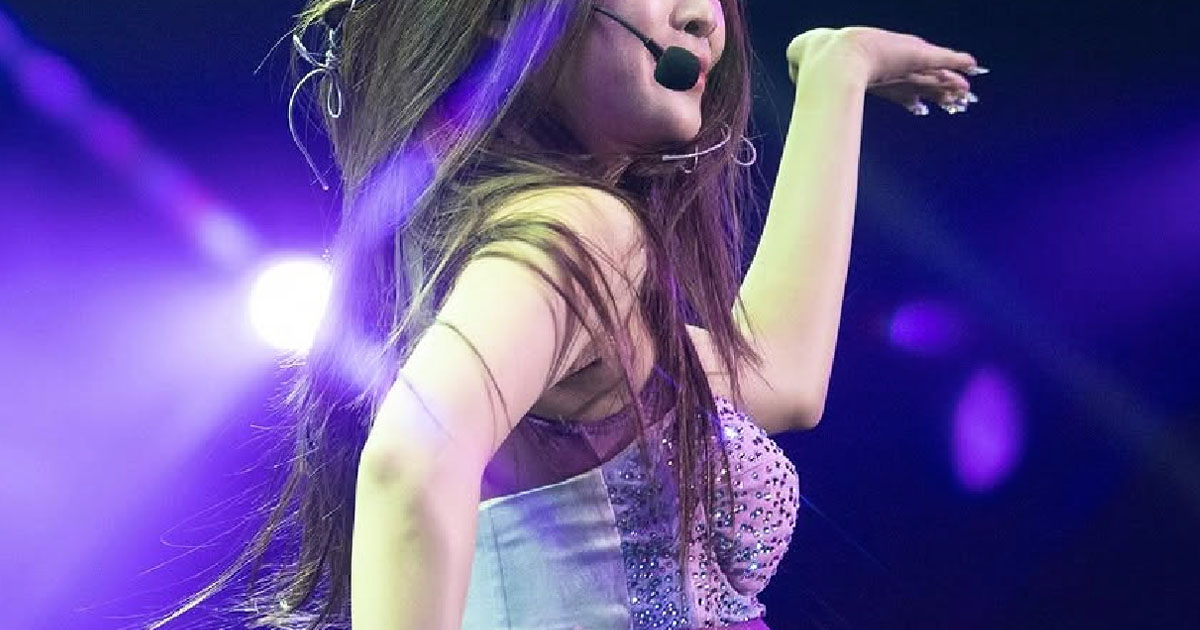 A Girl Group Member’s Pregnancy Didn’t Stop Her From Performing For Fans