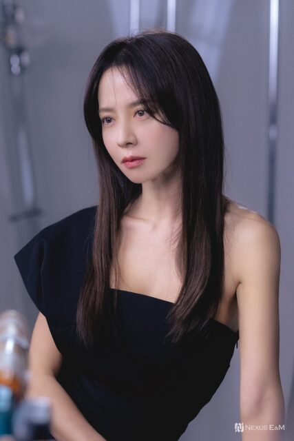 sns-song-ji-hyos-unreal-visuals-in-bts-for-her-cf-shoot-v0-d0vc4teih8ac1