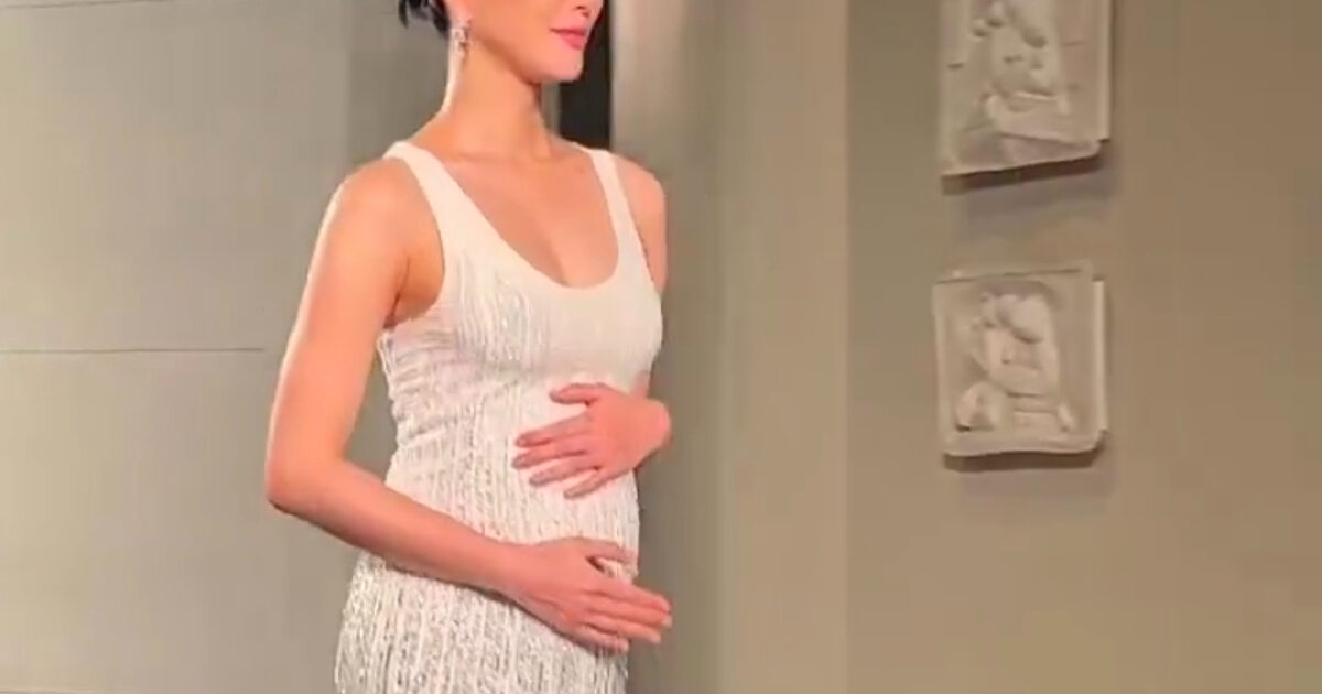 Top Model Shocks By Revealing Baby Bump On Chanel Runway