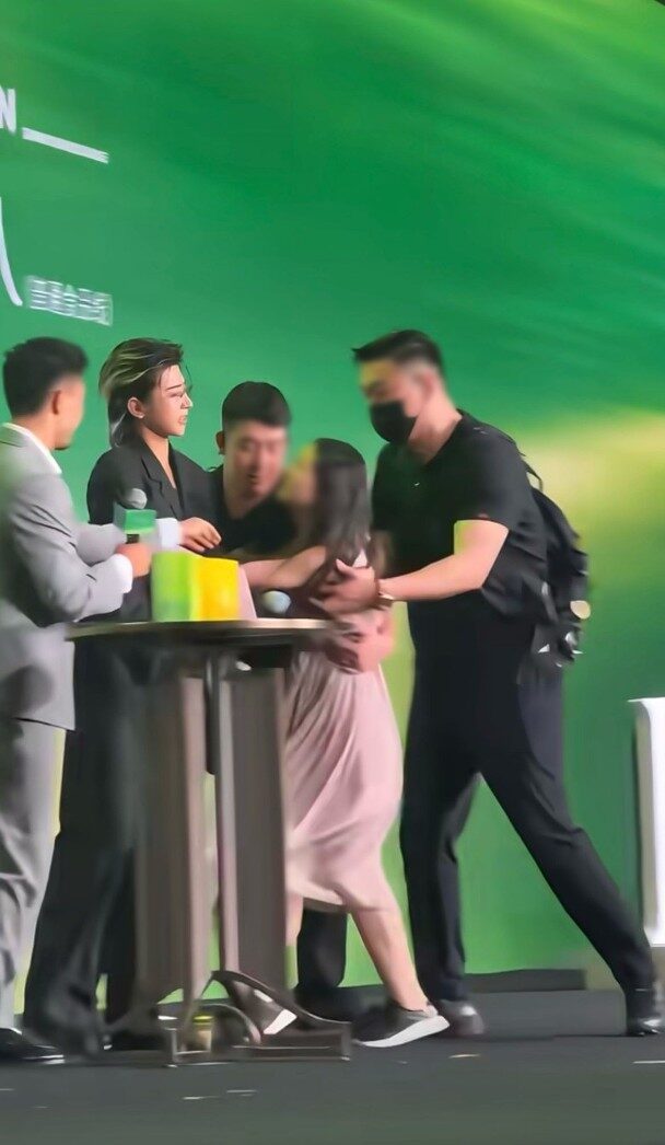 Idol Handles Stage-Crashing Fan After Security Fails To Protect Him