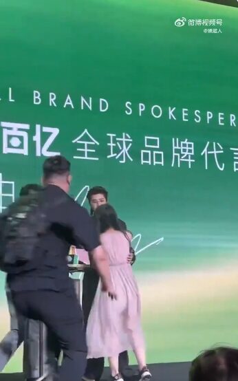 Idol Handles Stage-Crashing Fan After Security Fails To Protect Him