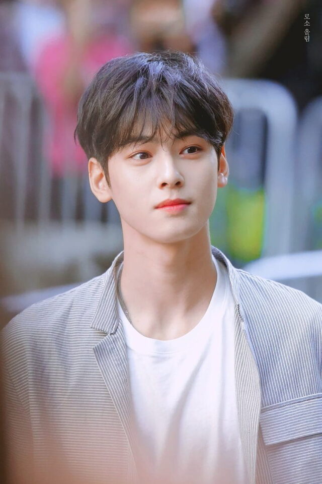 whats-with-idols-like-cha-eunwoo-and-rowoon-sticking-to-v0-xkzsq9u6tymb1