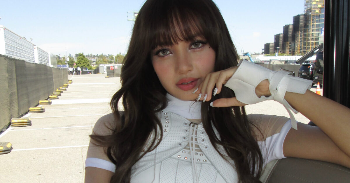 BLACKPINK’s Lisa Proves She’s Young And Rich Once Again