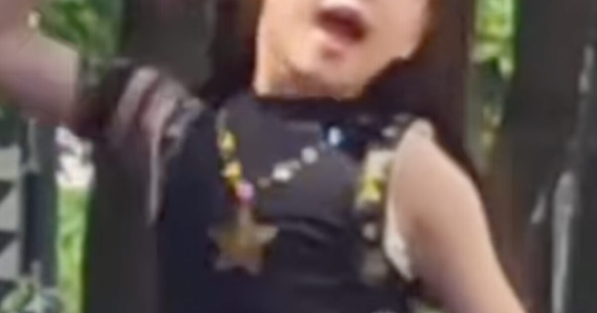 Popular Actress’s 8-Year-Old Daughter Steals The Show With “Idol-Like” Stage Presence