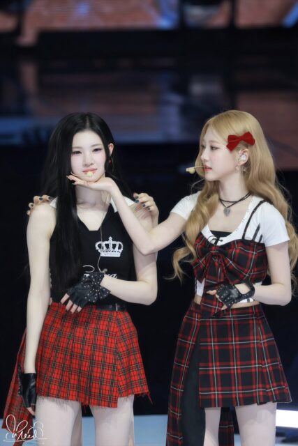 Girl Group Member Goes Viral For Fondling Another Member’s Boob On Camera插图2 HFIIm0cXoAARS69