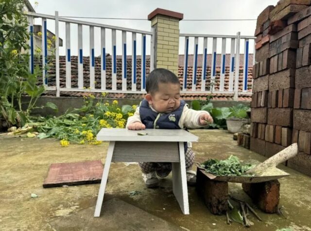 Baby-Sized 25-Year-Old Chinese Man Goes Viral