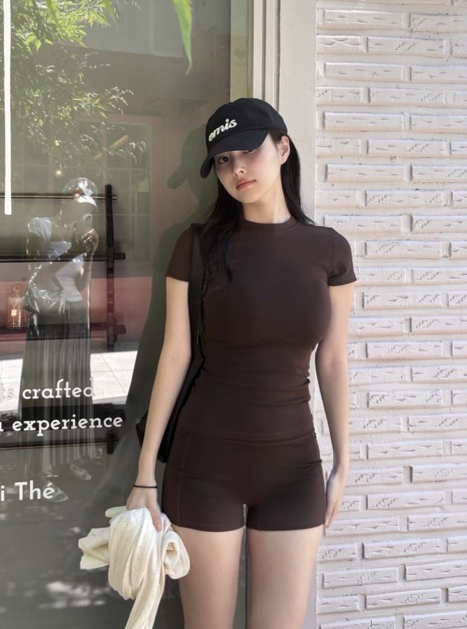 Idol-Turned-Actress Sparks Viral Boob Job Rumors插图2 HMOdEzzaIAEdHlT