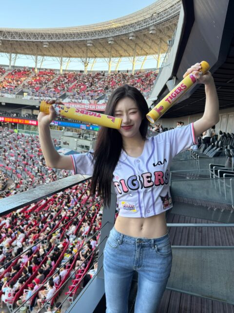 ITZY’s Chaeryeong Stuns Gwangju with Viral First Pitch Visuals