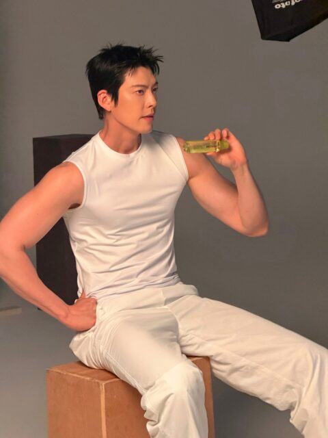 Top Korean Actor Flexes His Muscles And Striking Looks