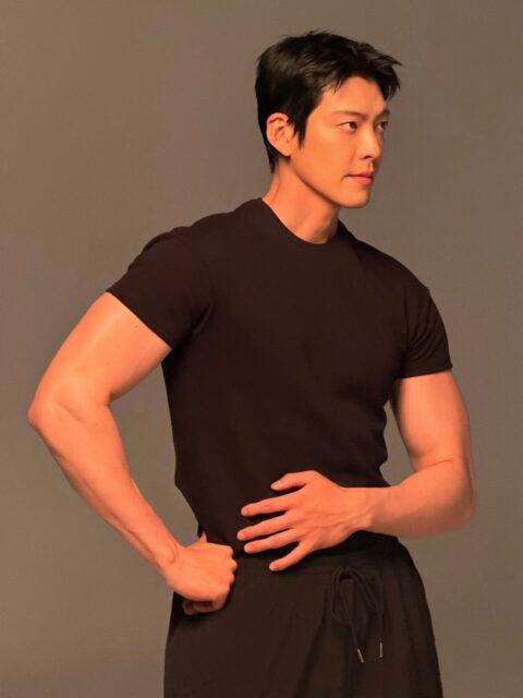 Top Korean Actor Flexes His Muscles And Striking Looks