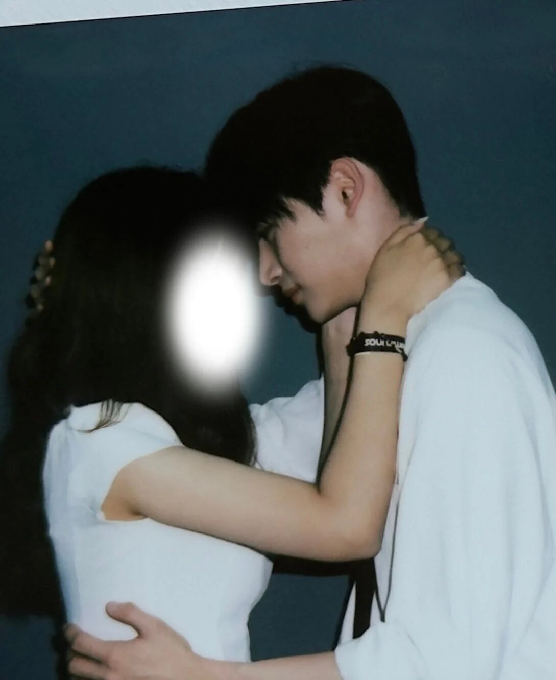 Popular Male Idol’s “Touchy” Photos With Fan Hit With Scathing Criticism插图4 close1