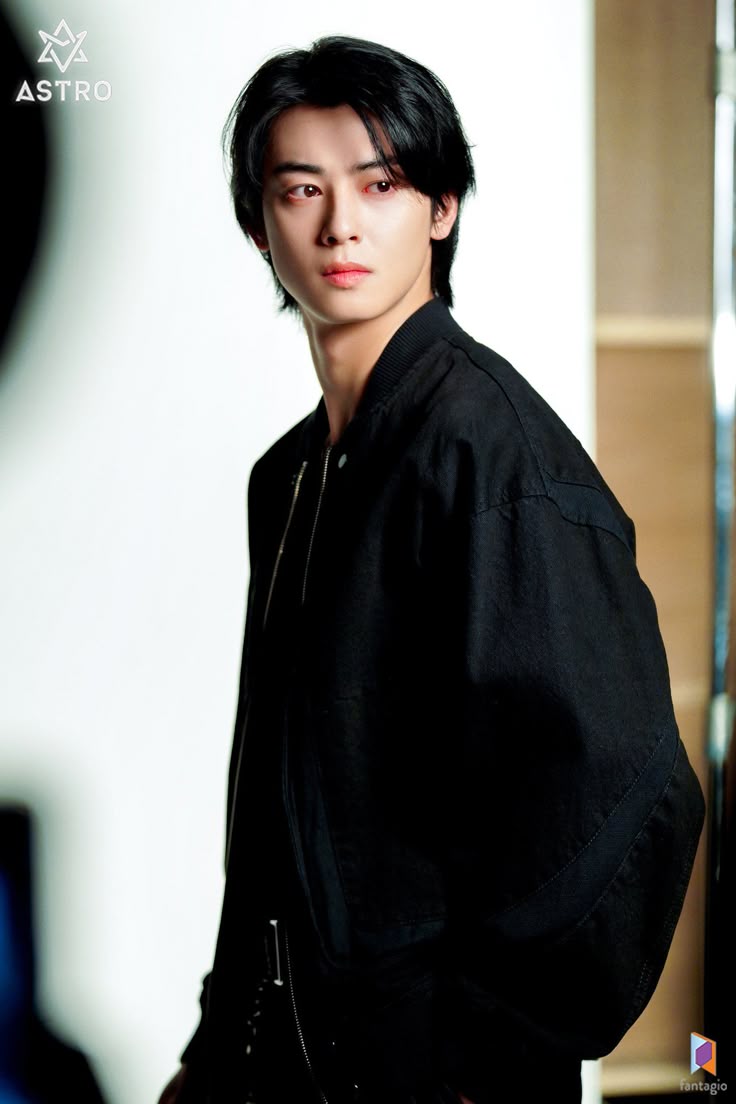 Cha Eunwoo’s Military Look Sparks Heated Fan Debate