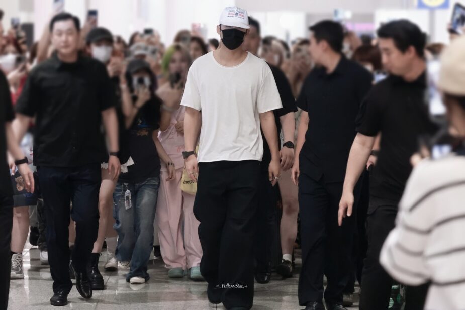 mingyu airport crowd