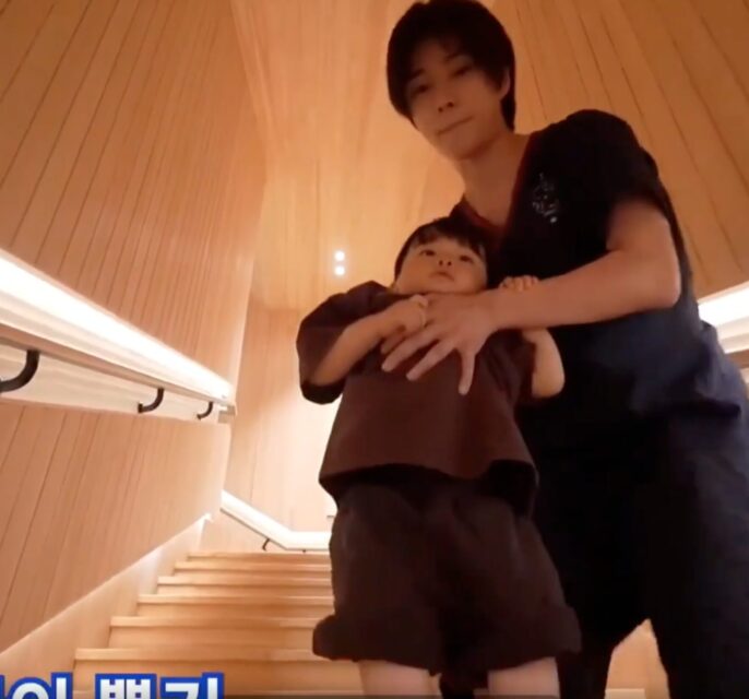 Gallery - TXT Member’s Way Of Handling A Baby Triggers Fiercely Divided Reactions - Koreaboo - image 1