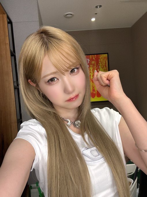 Legendary Idol Hitomi’s Comeback Plea Sparks Fan Outcry