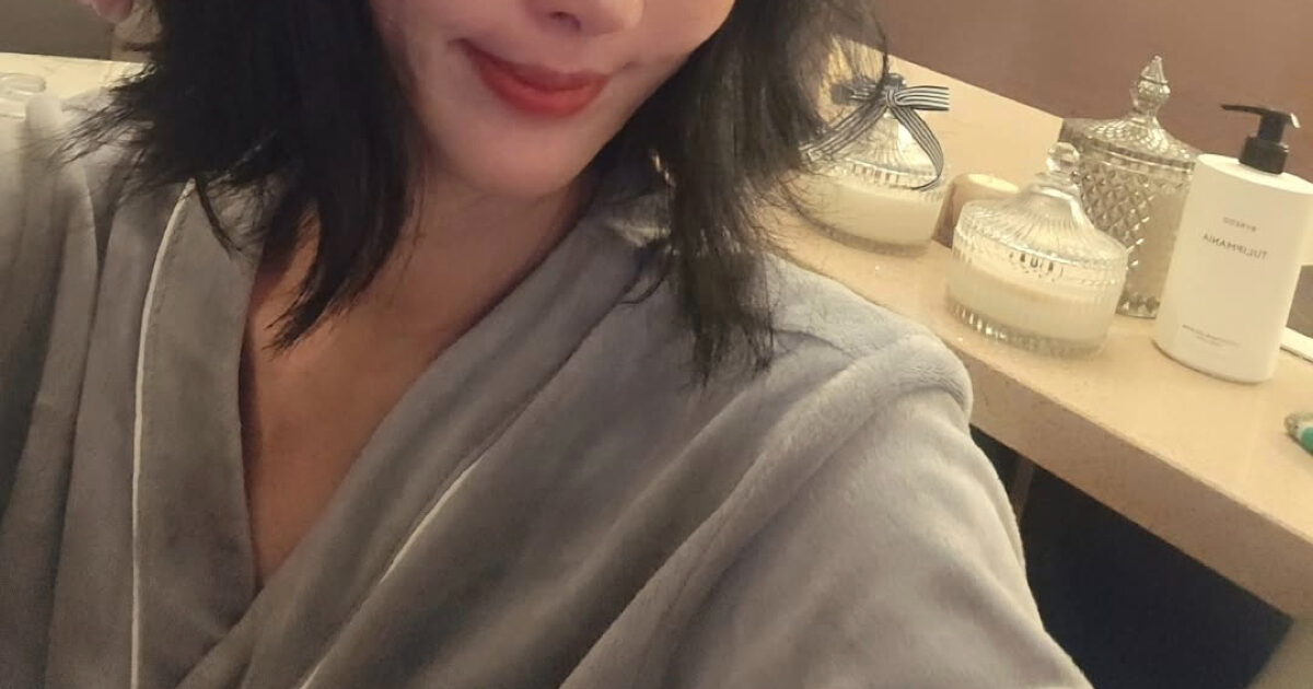Divorced Actress Says She’s Running Out Of Money, But Shows Off Her Belongings