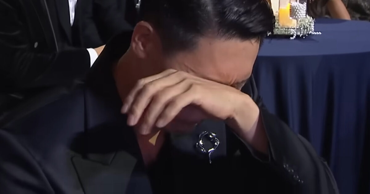 Star Actor Goes Viral Worldwide For His "Straight Out of K-Drama" Reaction To Wife’s Long-Awaited "Blue Dragon" Win