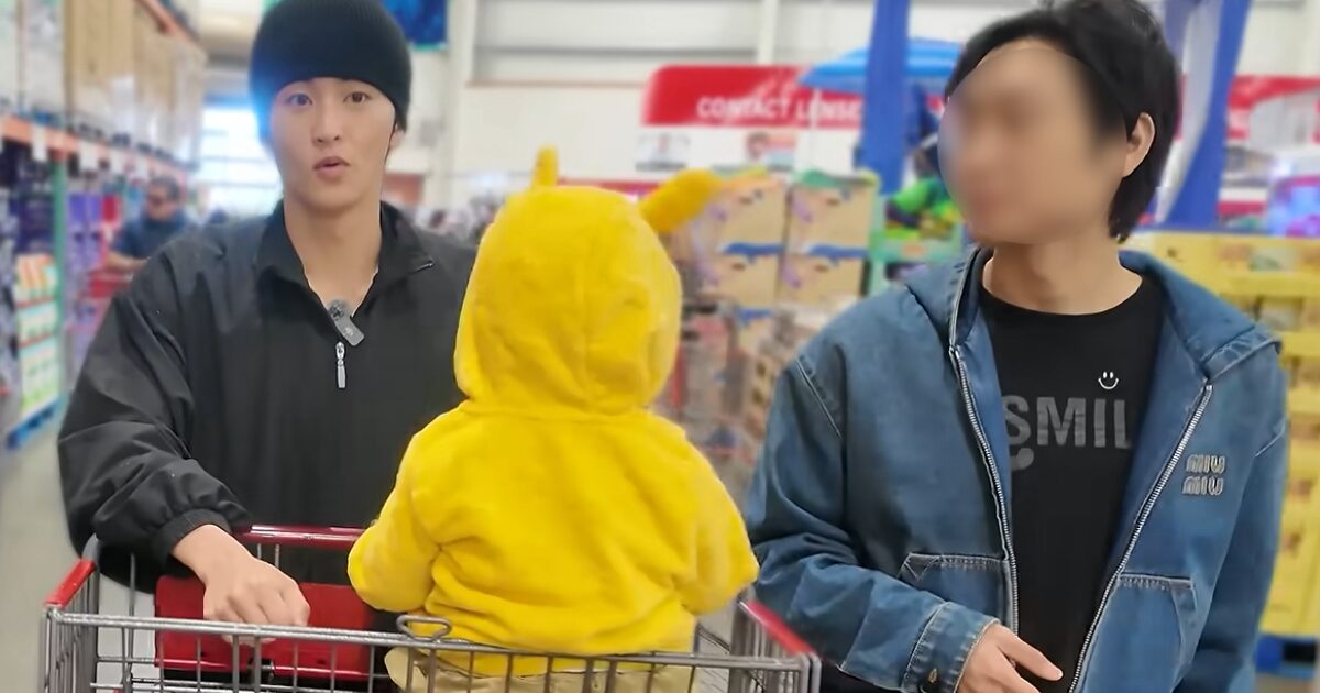Mark Lee addressing fan rumors in a live broadcast