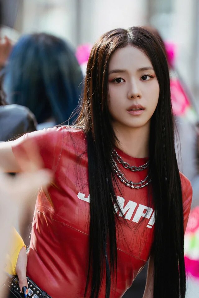 BLACKPINK’s Jisoo Flamed Over Her Behavior Towards Fans, Sparking Debate插图2 250722-jisoo-app-update-blackpink-뛰어-jump-mv-behind-v0-qaulnn5w6eef1 (1)