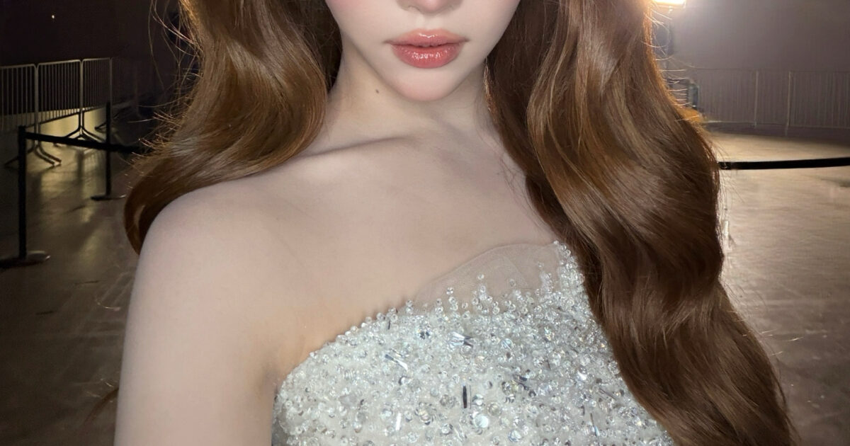 Girl Group Idol Draws Attention With Almost-Disappearing Jaw