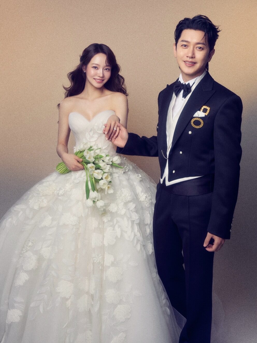Boy Group Member And Actress Unveil Beautiful Wedding Photos插图6 Kang Kyun Sung Yoo Ha Jin 5