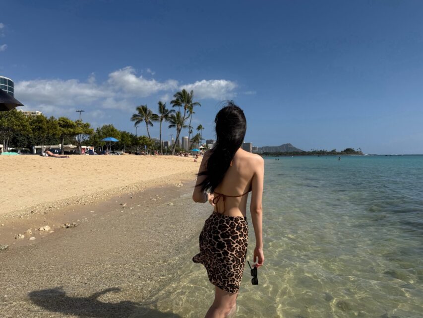Beloved Actress Flaunts Figure Wearing Leopard Print Bikini In Hawaii