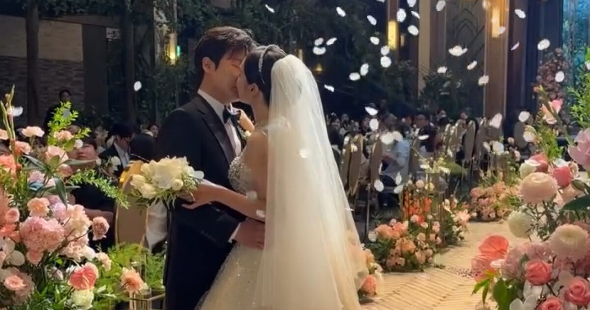 Gorgeous Scenes Of Girl Group Idol’s Wedding Get Unveiled