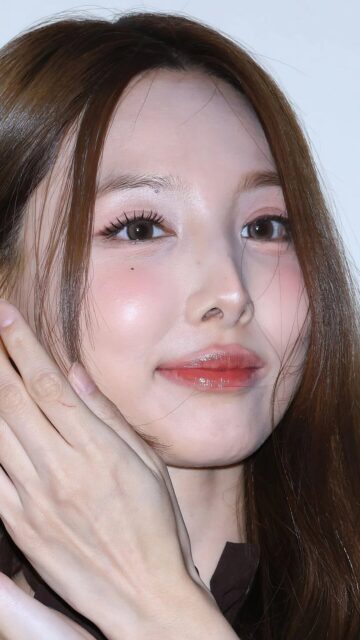 Popular Female Idol’s Super Close-Up Face Shots Spark Massive Shock