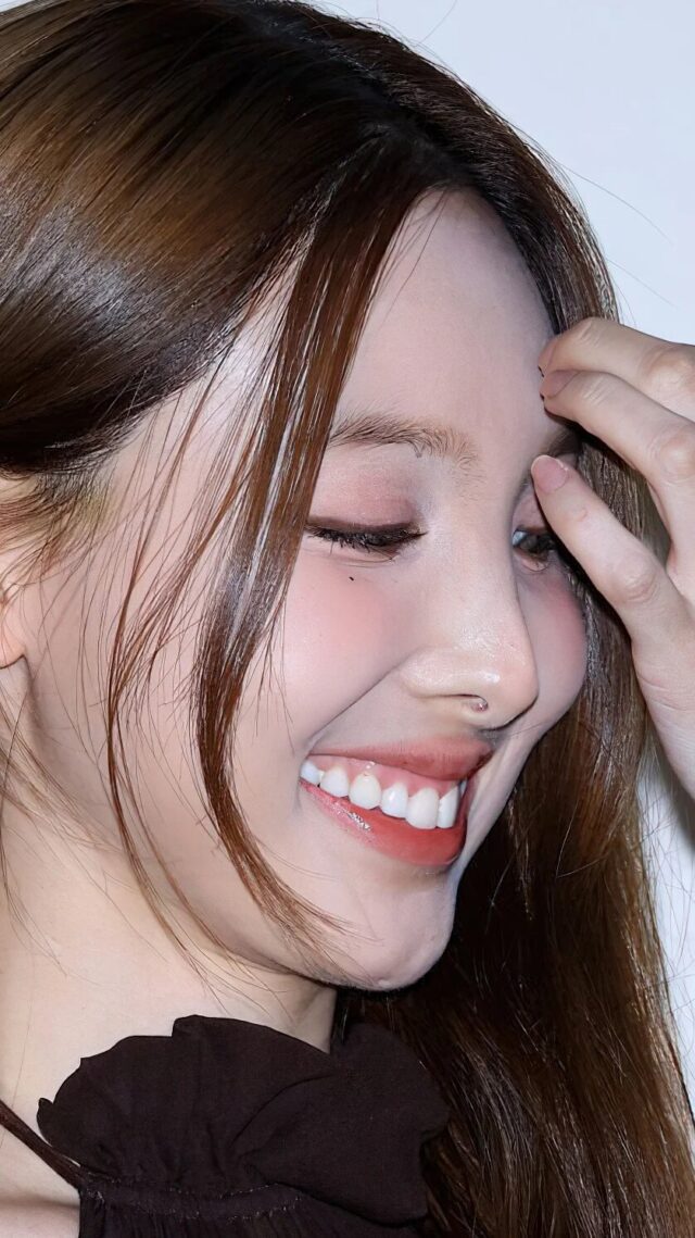 Popular Female Idol’s Super Close-Up Face Shots Spark Massive Shock