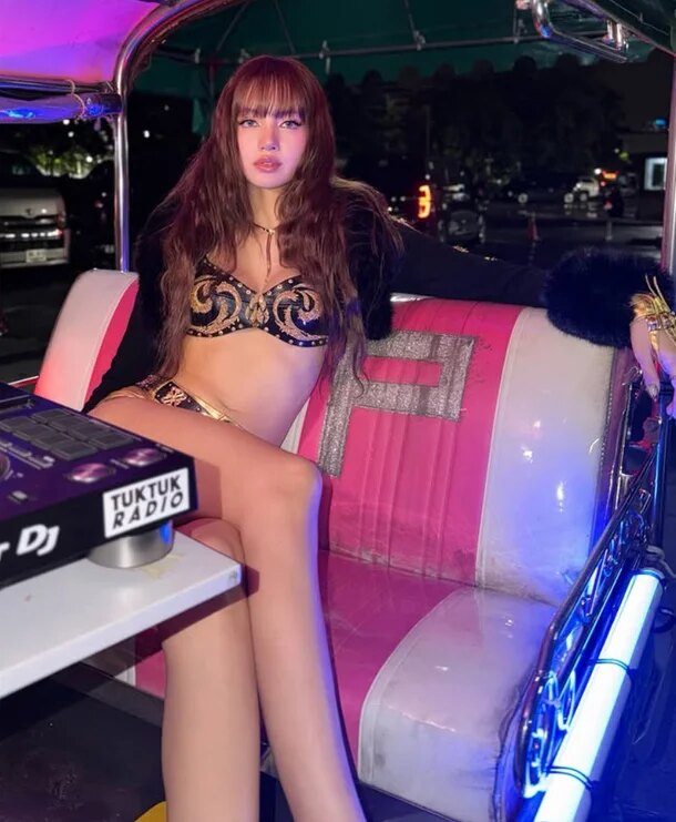 BLACKPINK Lisa’s Sexy And Revealing Outfits In Instagram Post Spark Major Backash插图5 134785897.1