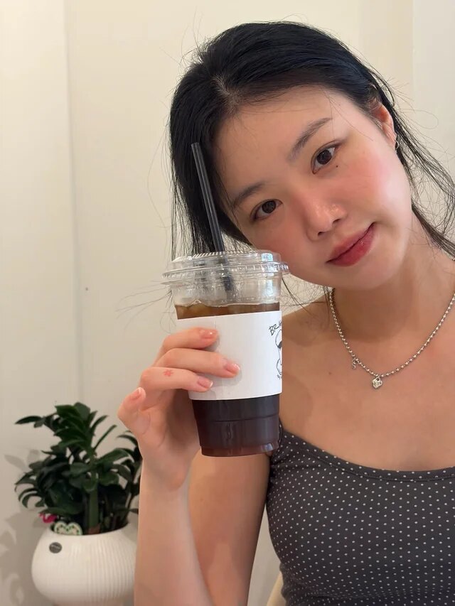 260929-soojin-instagram-update-v0-j81cvb50pfsh1