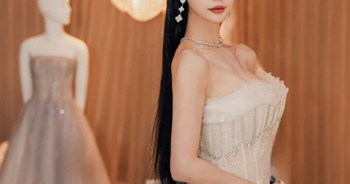 Beloved Actress Shows Off Stunning Figure In An Elegant Dress