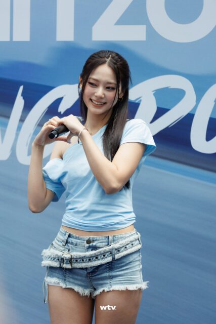 Pro Photographer Attacks TWICE's Tzuyu Over "Thick Thighs" And "Bad Figure"