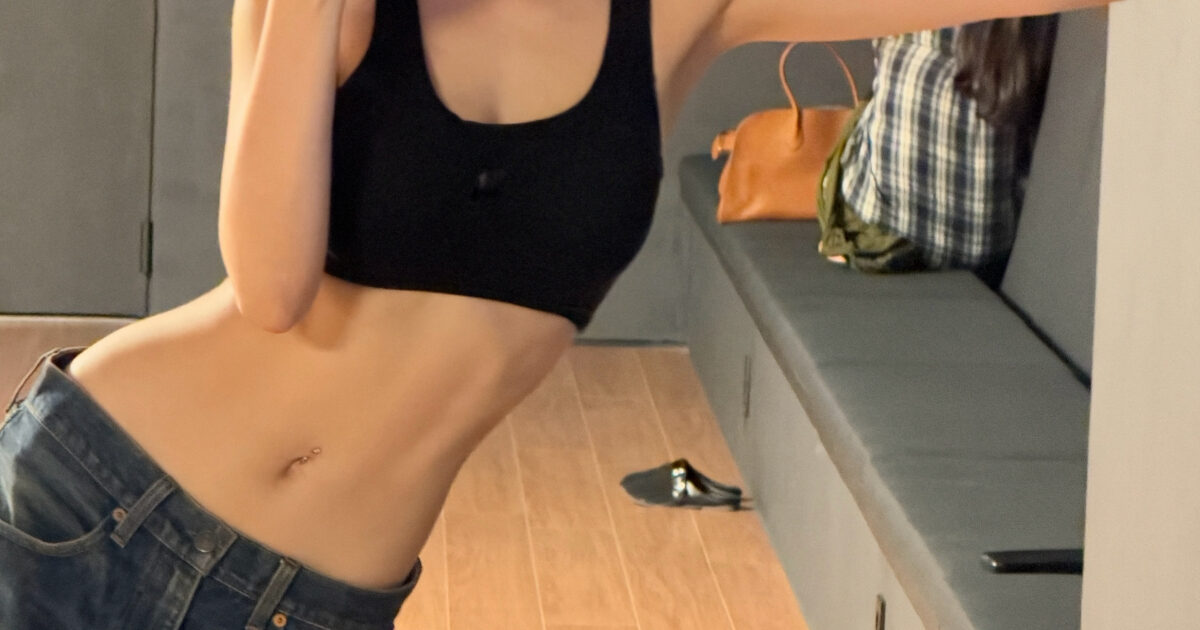 Female K-Pop Star Shows Off Unbelievable Ant Waist