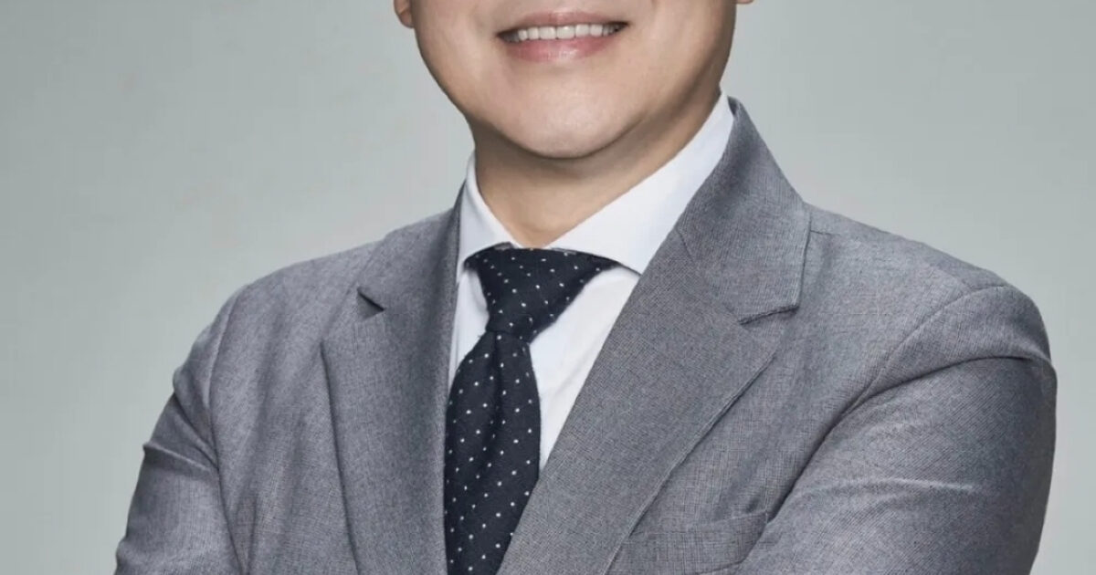 Korean Star Sparks Anger By Carrying Photos Of His Ex-Girlfriend